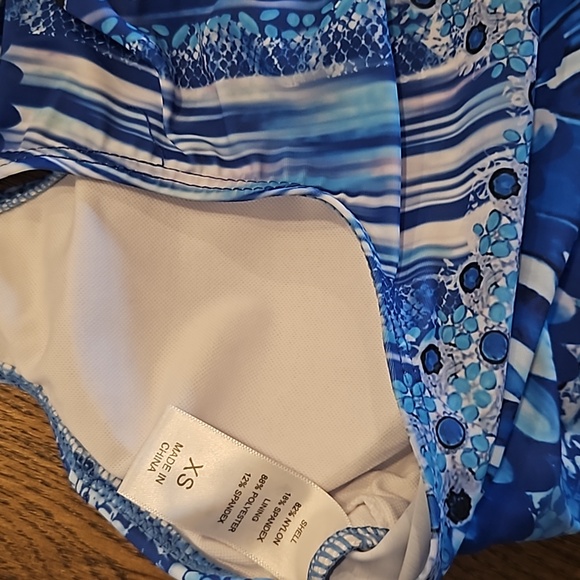 XS new walk on the beach tankini swim razor back top ans skirt. Mult blue design - Picture 6 of 7